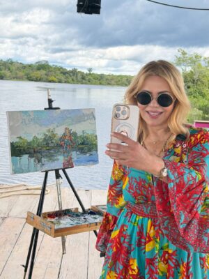 Gisela Valcárcel Instagram - Disfrutar Iquitos ! Una experiencia que no se olvida, que queda en el alma 💚 nuestra Amazonia conmueve.
Hoy fui a “Balsa Bufeo” @bufeo.arte , una embarcación que sale con el propósito de llevar arte , mostrar el trabajo extraordinario de artistas amazónicos .. y allí , conocí a dos de ellos , he disfrutado cada segundo !
Gracias @christianbendayan 💚 Que viva el arte amazónico !