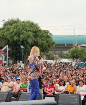 Gisela Valcárcel Instagram - Hoy estuve en el distrito de “San Juan de Lurigancho” , fui invitada , con motivo de la celebración del “Día de la Mujer” y he quedado agradecida y encantada , gracias por la invitación .
Les pido que miren el video , está en la 3ra …,cómo no quererlas🧡🧡🧡 Se la saben !!! Lo máximo 😍
Graciassss.