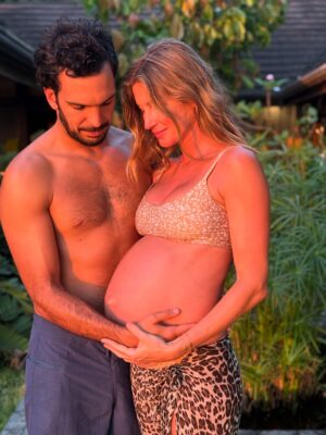 Gisele Bündchen Instagram - As 2025 comes to an end, my heart is full.
This year brought deep lessons and profound growth. Becoming a mother again reshaped everything—my time, my priorities, my heart.
I’m grateful for these sacred moments that changed me in ways words can’t fully hold.
Thank you, 2025. I step into this new year with gratitude, love, and trust for what’s next. ❤️🙏🏼✨

À medida que 2025 chega ao fim, meu coração está cheio.
Este ano trouxe lições profundas e um crescimento transformador. Tornar-me mãe novamente ressignificou tudo — meu tempo, minhas prioridades, meu coração.
Sou grata por esses momentos sagrados que me mudaram de formas que as palavras não conseguem traduzir.
Obrigada, 2025. Entro neste novo ano com gratidão, amor e confiança no que vem a seguir.