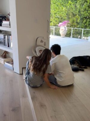Gisele Bündchen Instagram - As 2025 comes to an end, my heart is full.
This year brought deep lessons and profound growth. Becoming a mother again reshaped everything—my time, my priorities, my heart.
I’m grateful for these sacred moments that changed me in ways words can’t fully hold.
Thank you, 2025. I step into this new year with gratitude, love, and trust for what’s next. ❤️🙏🏼✨

À medida que 2025 chega ao fim, meu coração está cheio.
Este ano trouxe lições profundas e um crescimento transformador. Tornar-me mãe novamente ressignificou tudo — meu tempo, minhas prioridades, meu coração.
Sou grata por esses momentos sagrados que me mudaram de formas que as palavras não conseguem traduzir.
Obrigada, 2025. Entro neste novo ano com gratidão, amor e confiança no que vem a seguir.