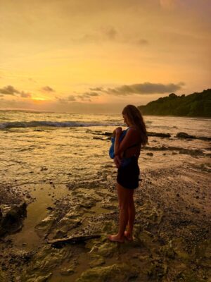 Gisele Bündchen Instagram - As 2025 comes to an end, my heart is full.
This year brought deep lessons and profound growth. Becoming a mother again reshaped everything—my time, my priorities, my heart.
I’m grateful for these sacred moments that changed me in ways words can’t fully hold.
Thank you, 2025. I step into this new year with gratitude, love, and trust for what’s next. ❤️🙏🏼✨

À medida que 2025 chega ao fim, meu coração está cheio.
Este ano trouxe lições profundas e um crescimento transformador. Tornar-me mãe novamente ressignificou tudo — meu tempo, minhas prioridades, meu coração.
Sou grata por esses momentos sagrados que me mudaram de formas que as palavras não conseguem traduzir.
Obrigada, 2025. Entro neste novo ano com gratidão, amor e confiança no que vem a seguir.