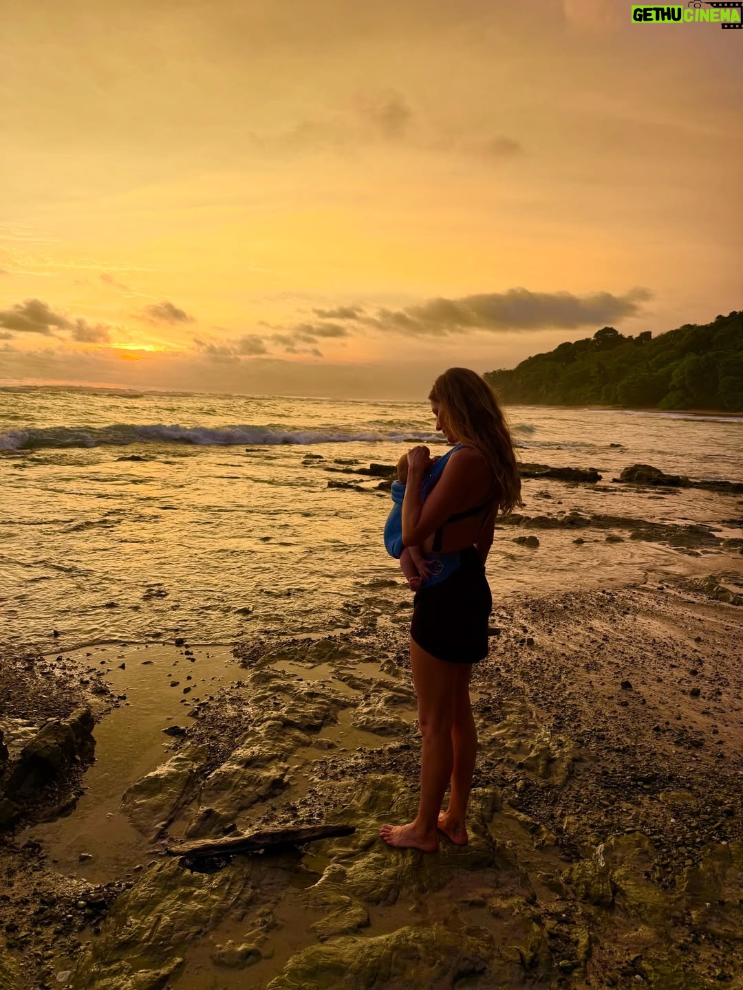 Gisele Bündchen - 2.4 Million Likes - As 2025 comes to an end, my heart is full.
This year brought deep lessons and profound growth. Becoming a mother again reshaped everything—my time, my priorities, my heart.
I’m grateful for these sacred moments that changed me in ways words can’t fully hold.
Thank you, 2025. I step into this new year with gratitude, love, and trust for what’s next. ❤️🙏🏼✨

À medida que 2025 chega ao fim, meu coração está cheio.
Este ano trouxe lições profundas e um crescimento transformador. Tornar-me mãe novamente ressignificou tudo — meu tempo, minhas prioridades, meu coração.
Sou grata por esses momentos sagrados que me mudaram de formas que as palavras não conseguem traduzir.
Obrigada, 2025. Entro neste novo ano com gratidão, amor e confiança no que vem a seguir.