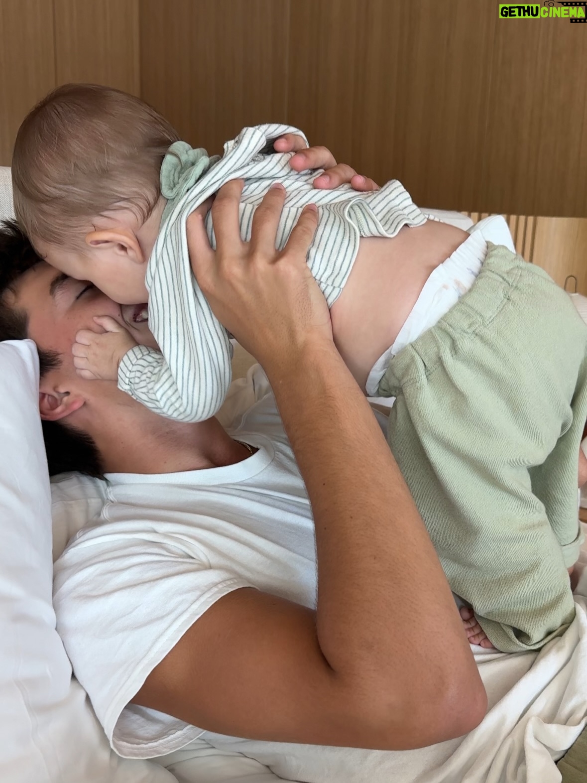 Gisele Bündchen - 2.4 Million Likes - As 2025 comes to an end, my heart is full.
This year brought deep lessons and profound growth. Becoming a mother again reshaped everything—my time, my priorities, my heart.
I’m grateful for these sacred moments that changed me in ways words can’t fully hold.
Thank you, 2025. I step into this new year with gratitude, love, and trust for what’s next. ❤️🙏🏼✨

À medida que 2025 chega ao fim, meu coração está cheio.
Este ano trouxe lições profundas e um crescimento transformador. Tornar-me mãe novamente ressignificou tudo — meu tempo, minhas prioridades, meu coração.
Sou grata por esses momentos sagrados que me mudaram de formas que as palavras não conseguem traduzir.
Obrigada, 2025. Entro neste novo ano com gratidão, amor e confiança no que vem a seguir.