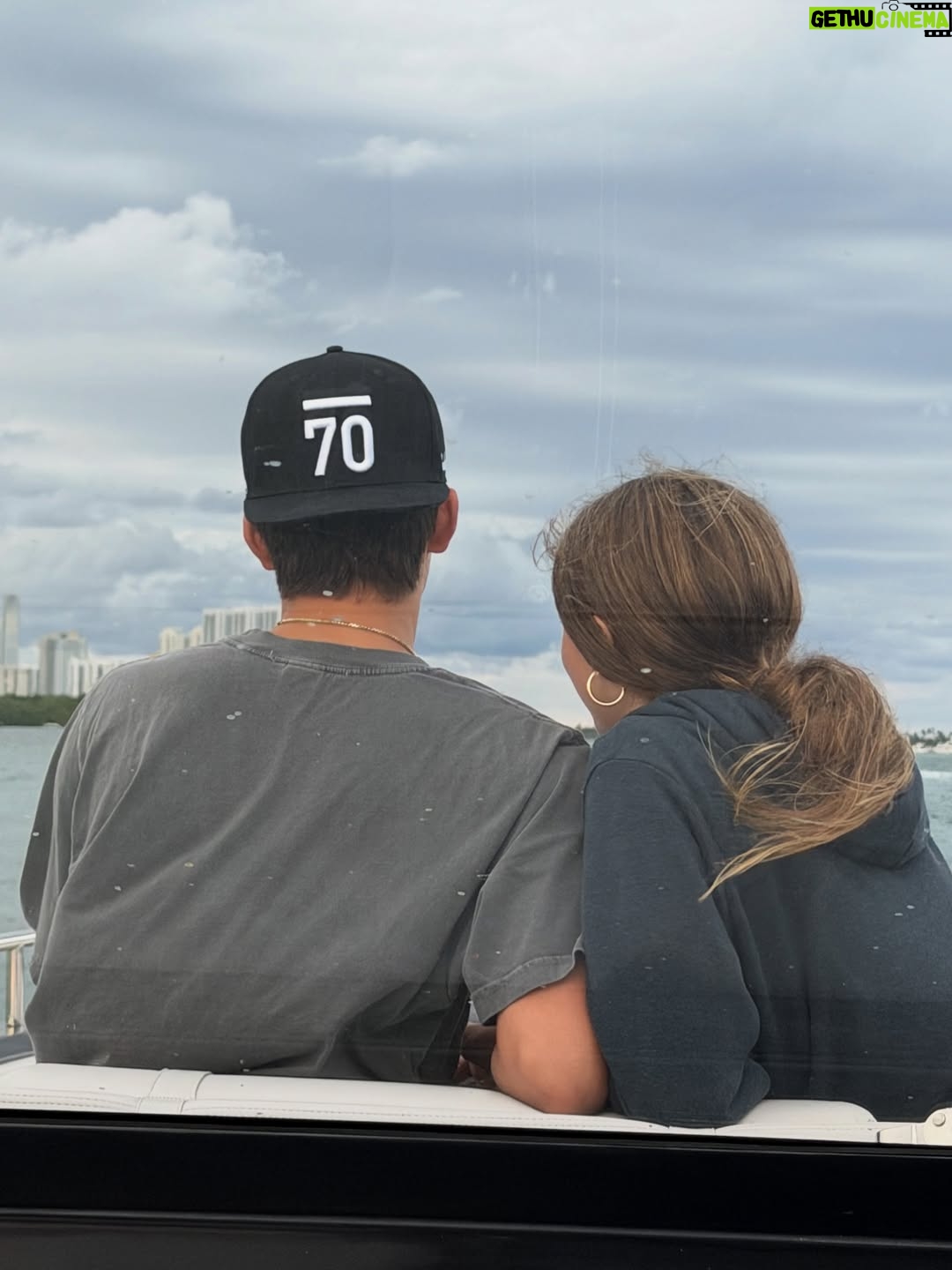 Gisele Bündchen - 2.4 Million Likes - As 2025 comes to an end, my heart is full.
This year brought deep lessons and profound growth. Becoming a mother again reshaped everything—my time, my priorities, my heart.
I’m grateful for these sacred moments that changed me in ways words can’t fully hold.
Thank you, 2025. I step into this new year with gratitude, love, and trust for what’s next. ❤️🙏🏼✨

À medida que 2025 chega ao fim, meu coração está cheio.
Este ano trouxe lições profundas e um crescimento transformador. Tornar-me mãe novamente ressignificou tudo — meu tempo, minhas prioridades, meu coração.
Sou grata por esses momentos sagrados que me mudaram de formas que as palavras não conseguem traduzir.
Obrigada, 2025. Entro neste novo ano com gratidão, amor e confiança no que vem a seguir.