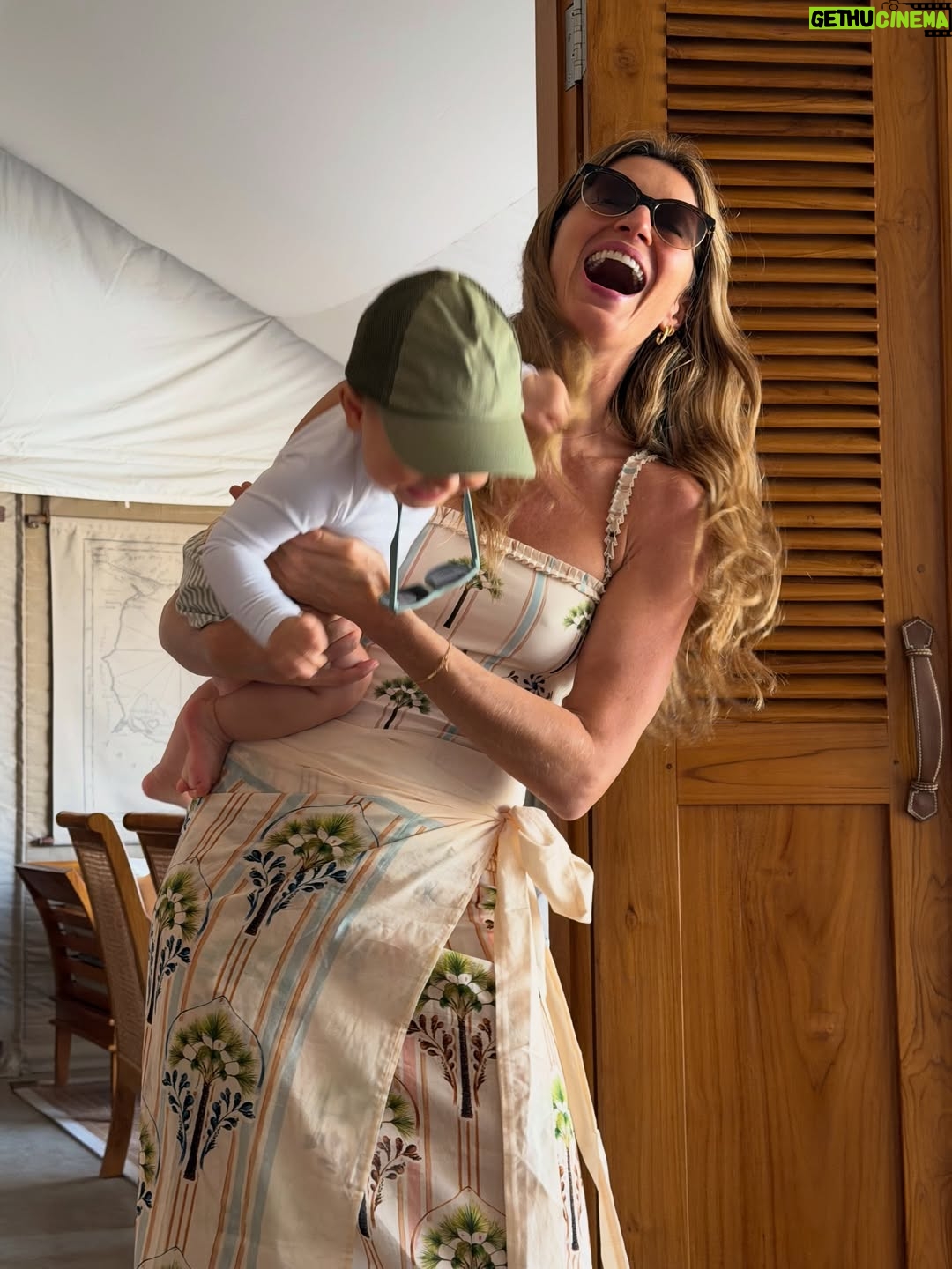 Gisele Bündchen - 2.4 Million Likes - As 2025 comes to an end, my heart is full.
This year brought deep lessons and profound growth. Becoming a mother again reshaped everything—my time, my priorities, my heart.
I’m grateful for these sacred moments that changed me in ways words can’t fully hold.
Thank you, 2025. I step into this new year with gratitude, love, and trust for what’s next. ❤️🙏🏼✨

À medida que 2025 chega ao fim, meu coração está cheio.
Este ano trouxe lições profundas e um crescimento transformador. Tornar-me mãe novamente ressignificou tudo — meu tempo, minhas prioridades, meu coração.
Sou grata por esses momentos sagrados que me mudaram de formas que as palavras não conseguem traduzir.
Obrigada, 2025. Entro neste novo ano com gratidão, amor e confiança no que vem a seguir.