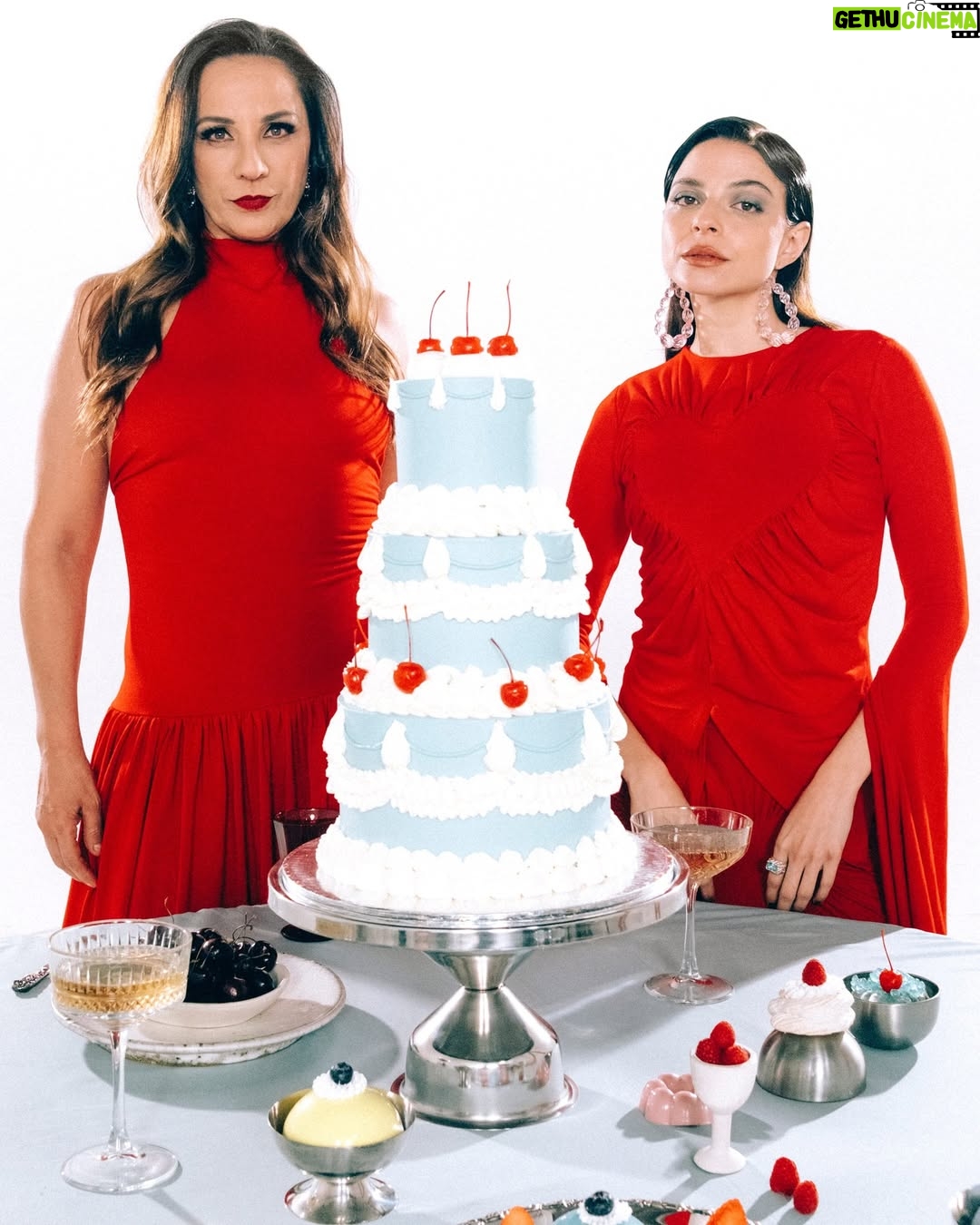 Gisselle Kuri - 23.4K Likes - Entre vestidos perfectos, sonrisas ensayadas y promesas de “para siempre”, hay algo que nunca pasa de moda: el drama familiar. ✨ #GiselleKuri y #ConsueloDuval lo llevan a la pantalla en Bodas S.A., la comedia que mezcla glamour nupcial con choque generacional y mucho carácter. Porque detrás de cada boda perfecta siempre hay una historia (y un conflicto) lista para brillar. ¡No te la pierdas en ViX! 💍 🎂

Producción: Gisselle Kuri & Mirelle Barraza / @mmmmmmmantequilla @gissellekuri @mirrrelle_
Dirección Creativa: @mirrrelle_ @two2two2two2two2two2two2
Fotografía: @ximenamorfin @andreanunef 
AD: @maarianala 
Dirección de arte: @capitan_schondube
Arte y Food Styling: @anagutman_fooddesign 
Stylist: @poccs
Asistente de stylist: @byisabelagonzalez
Hair stylist: @sherlynsuzette
MUA: @marianagomez_makeup 
Maquillaje Consuelo: @manuinfinito8
Peinado Consuelo: @_rodcortes
Locación: @black_holelab