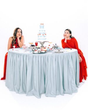 Gisselle Kuri Instagram - Entre vestidos perfectos, sonrisas ensayadas y promesas de “para siempre”, hay algo que nunca pasa de moda: el drama familiar. ✨ #GiselleKuri y #ConsueloDuval lo llevan a la pantalla en Bodas S.A., la comedia que mezcla glamour nupcial con choque generacional y mucho carácter. Porque detrás de cada boda perfecta siempre hay una historia (y un conflicto) lista para brillar. ¡No te la pierdas en ViX! 💍 🎂

Producción: Gisselle Kuri & Mirelle Barraza / @mmmmmmmantequilla @gissellekuri @mirrrelle_
Dirección Creativa: @mirrrelle_ @two2two2two2two2two2two2
Fotografía: @ximenamorfin @andreanunef 
AD: @maarianala 
Dirección de arte: @capitan_schondube
Arte y Food Styling: @anagutman_fooddesign 
Stylist: @poccs
Asistente de stylist: @byisabelagonzalez
Hair stylist: @sherlynsuzette
MUA: @marianagomez_makeup 
Maquillaje Consuelo: @manuinfinito8
Peinado Consuelo: @_rodcortes
Locación: @black_holelab