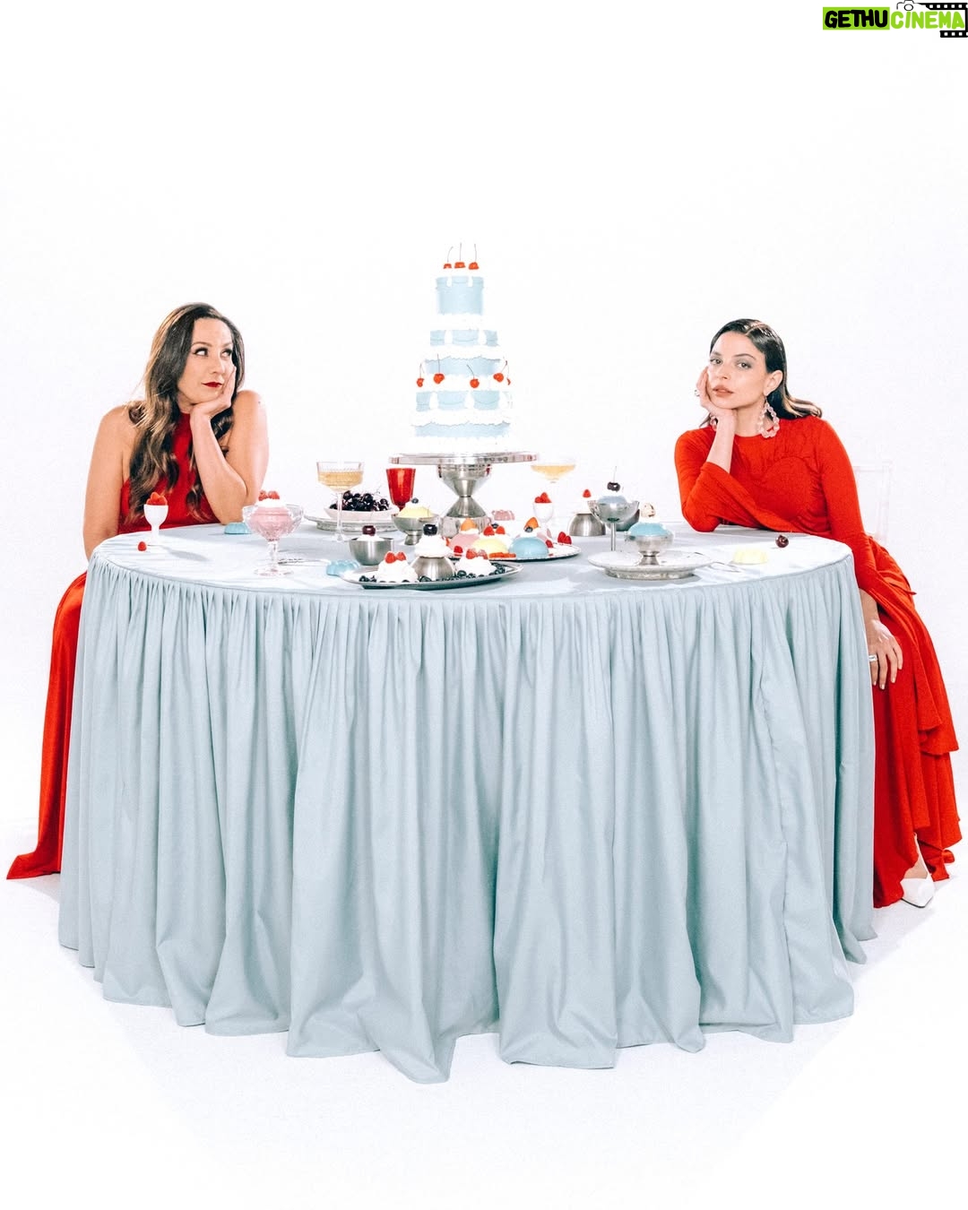 Gisselle Kuri - 23.4K Likes - Entre vestidos perfectos, sonrisas ensayadas y promesas de “para siempre”, hay algo que nunca pasa de moda: el drama familiar. ✨ #GiselleKuri y #ConsueloDuval lo llevan a la pantalla en Bodas S.A., la comedia que mezcla glamour nupcial con choque generacional y mucho carácter. Porque detrás de cada boda perfecta siempre hay una historia (y un conflicto) lista para brillar. ¡No te la pierdas en ViX! 💍 🎂

Producción: Gisselle Kuri & Mirelle Barraza / @mmmmmmmantequilla @gissellekuri @mirrrelle_
Dirección Creativa: @mirrrelle_ @two2two2two2two2two2two2
Fotografía: @ximenamorfin @andreanunef 
AD: @maarianala 
Dirección de arte: @capitan_schondube
Arte y Food Styling: @anagutman_fooddesign 
Stylist: @poccs
Asistente de stylist: @byisabelagonzalez
Hair stylist: @sherlynsuzette
MUA: @marianagomez_makeup 
Maquillaje Consuelo: @manuinfinito8
Peinado Consuelo: @_rodcortes
Locación: @black_holelab