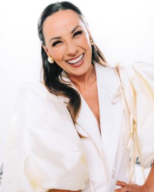 Gisselle Kuri Instagram - Entre vestidos perfectos, sonrisas ensayadas y promesas de “para siempre”, hay algo que nunca pasa de moda: el drama familiar. ✨ #GiselleKuri y #ConsueloDuval lo llevan a la pantalla en Bodas S.A., la comedia que mezcla glamour nupcial con choque generacional y mucho carácter. Porque detrás de cada boda perfecta siempre hay una historia (y un conflicto) lista para brillar. ¡No te la pierdas en ViX! 💍 🎂

Producción: Gisselle Kuri & Mirelle Barraza / @mmmmmmmantequilla @gissellekuri @mirrrelle_
Dirección Creativa: @mirrrelle_ @two2two2two2two2two2two2
Fotografía: @ximenamorfin @andreanunef 
AD: @maarianala 
Dirección de arte: @capitan_schondube
Arte y Food Styling: @anagutman_fooddesign 
Stylist: @poccs
Asistente de stylist: @byisabelagonzalez
Hair stylist: @sherlynsuzette
MUA: @marianagomez_makeup 
Maquillaje Consuelo: @manuinfinito8
Peinado Consuelo: @_rodcortes
Locación: @black_holelab