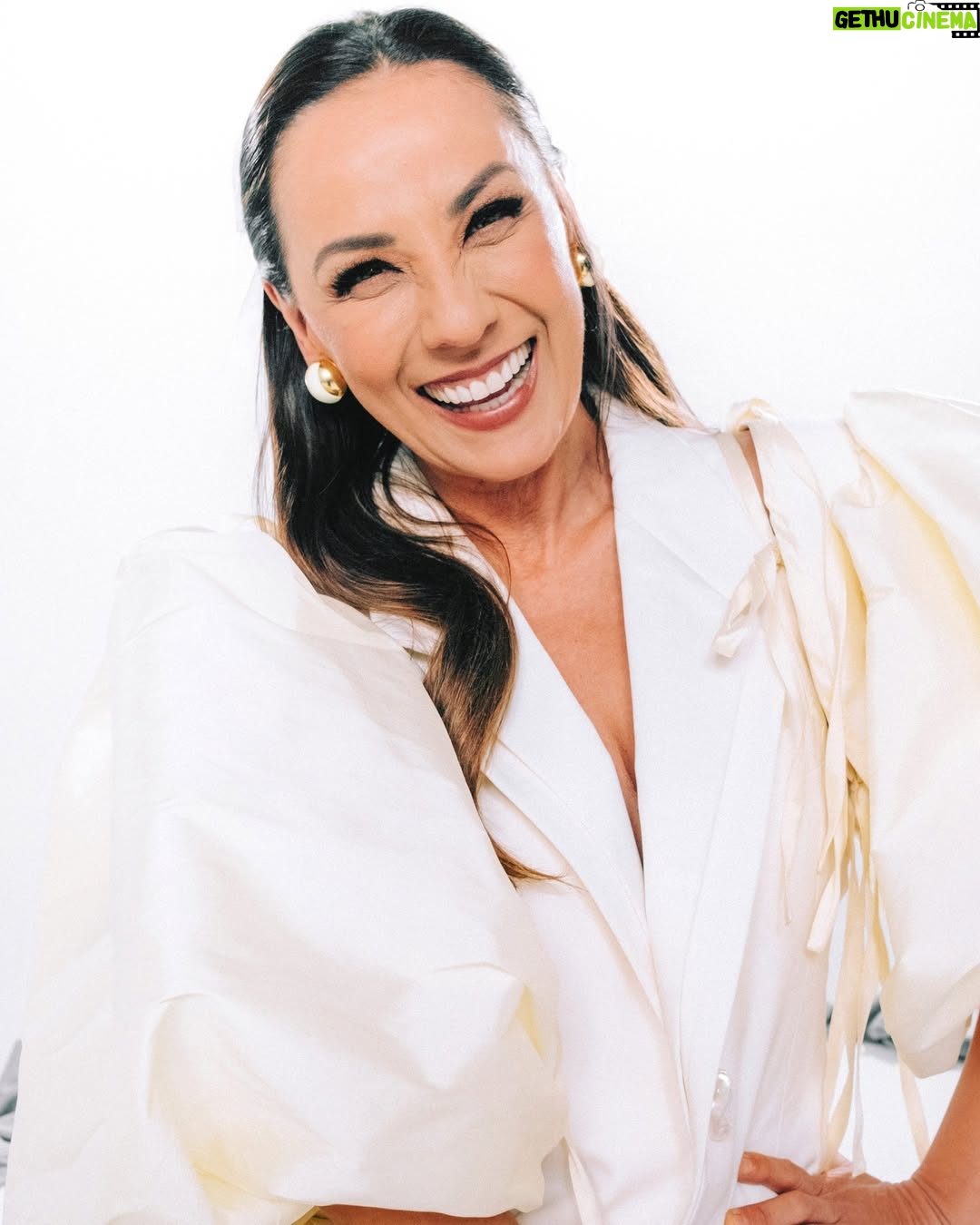 Gisselle Kuri - 23.4K Likes - Entre vestidos perfectos, sonrisas ensayadas y promesas de “para siempre”, hay algo que nunca pasa de moda: el drama familiar. ✨ #GiselleKuri y #ConsueloDuval lo llevan a la pantalla en Bodas S.A., la comedia que mezcla glamour nupcial con choque generacional y mucho carácter. Porque detrás de cada boda perfecta siempre hay una historia (y un conflicto) lista para brillar. ¡No te la pierdas en ViX! 💍 🎂

Producción: Gisselle Kuri & Mirelle Barraza / @mmmmmmmantequilla @gissellekuri @mirrrelle_
Dirección Creativa: @mirrrelle_ @two2two2two2two2two2two2
Fotografía: @ximenamorfin @andreanunef 
AD: @maarianala 
Dirección de arte: @capitan_schondube
Arte y Food Styling: @anagutman_fooddesign 
Stylist: @poccs
Asistente de stylist: @byisabelagonzalez
Hair stylist: @sherlynsuzette
MUA: @marianagomez_makeup 
Maquillaje Consuelo: @manuinfinito8
Peinado Consuelo: @_rodcortes
Locación: @black_holelab