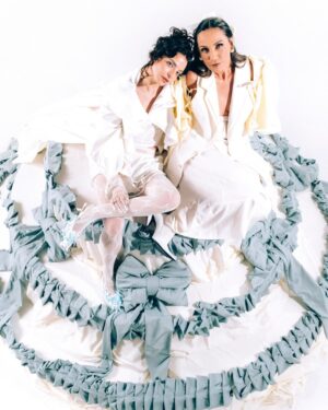 Gisselle Kuri Instagram - Entre vestidos perfectos, sonrisas ensayadas y promesas de “para siempre”, hay algo que nunca pasa de moda: el drama familiar. ✨ #GiselleKuri y #ConsueloDuval lo llevan a la pantalla en Bodas S.A., la comedia que mezcla glamour nupcial con choque generacional y mucho carácter. Porque detrás de cada boda perfecta siempre hay una historia (y un conflicto) lista para brillar. ¡No te la pierdas en ViX! 💍 🎂

Producción: Gisselle Kuri & Mirelle Barraza / @mmmmmmmantequilla @gissellekuri @mirrrelle_
Dirección Creativa: @mirrrelle_ @two2two2two2two2two2two2
Fotografía: @ximenamorfin @andreanunef 
AD: @maarianala 
Dirección de arte: @capitan_schondube
Arte y Food Styling: @anagutman_fooddesign 
Stylist: @poccs
Asistente de stylist: @byisabelagonzalez
Hair stylist: @sherlynsuzette
MUA: @marianagomez_makeup 
Maquillaje Consuelo: @manuinfinito8
Peinado Consuelo: @_rodcortes
Locación: @black_holelab