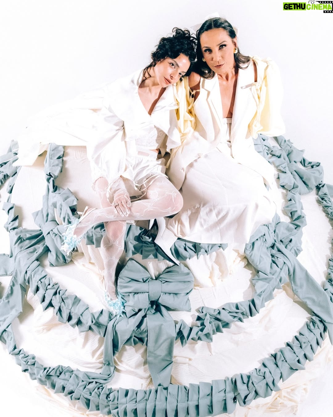 Gisselle Kuri - 23.4K Likes - Entre vestidos perfectos, sonrisas ensayadas y promesas de “para siempre”, hay algo que nunca pasa de moda: el drama familiar. ✨ #GiselleKuri y #ConsueloDuval lo llevan a la pantalla en Bodas S.A., la comedia que mezcla glamour nupcial con choque generacional y mucho carácter. Porque detrás de cada boda perfecta siempre hay una historia (y un conflicto) lista para brillar. ¡No te la pierdas en ViX! 💍 🎂

Producción: Gisselle Kuri & Mirelle Barraza / @mmmmmmmantequilla @gissellekuri @mirrrelle_
Dirección Creativa: @mirrrelle_ @two2two2two2two2two2two2
Fotografía: @ximenamorfin @andreanunef 
AD: @maarianala 
Dirección de arte: @capitan_schondube
Arte y Food Styling: @anagutman_fooddesign 
Stylist: @poccs
Asistente de stylist: @byisabelagonzalez
Hair stylist: @sherlynsuzette
MUA: @marianagomez_makeup 
Maquillaje Consuelo: @manuinfinito8
Peinado Consuelo: @_rodcortes
Locación: @black_holelab