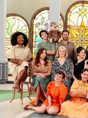 Giulia Nassa Instagram - Ta chegando o verão em Milagres, e com isso a temporada final de @acavernaencantada ☀️ 💚

Se preparem porque terão muitos encontros, emoções, tretas e encerramentos! 👀✨
Não percam a novela no @sbt agora passando as 5H DA TARDE! 🦥💚✨

(Muito feliz e gratificante agora me despedir desse projeto lindo que mudou minha vida, tudo que eu dissesse aqui seria redundante, e já foi dito um milhão de vezes por todos os outros envolvidos também, porque nos envolve. Mas foi sem dúvidas a maior loucura e o maior desafio que já topei até agora, não falo profissionalmente, falo de mim. Nunca me senti tão pertencente a um lugar e ao mesmo tempo tão pequeno perto da grandiosidade de todo o resto. As amizades que eu fiz, os perrengues que passamos, meu relacionamento com a Cristina, acompanhar ela crescendo e vivendo comigo por muito tempo, as lições que eu aprendi e as que eu desaprendi… o SBT é a casa da humildade, da risada, da comunidade e do trabalho duro, tudo que ele era. Esse é o tipo de coisa que vou contar para meus netos “eu já trabalhei no SBT”)

Fotos Rogério Pallata / Divulgação SBT