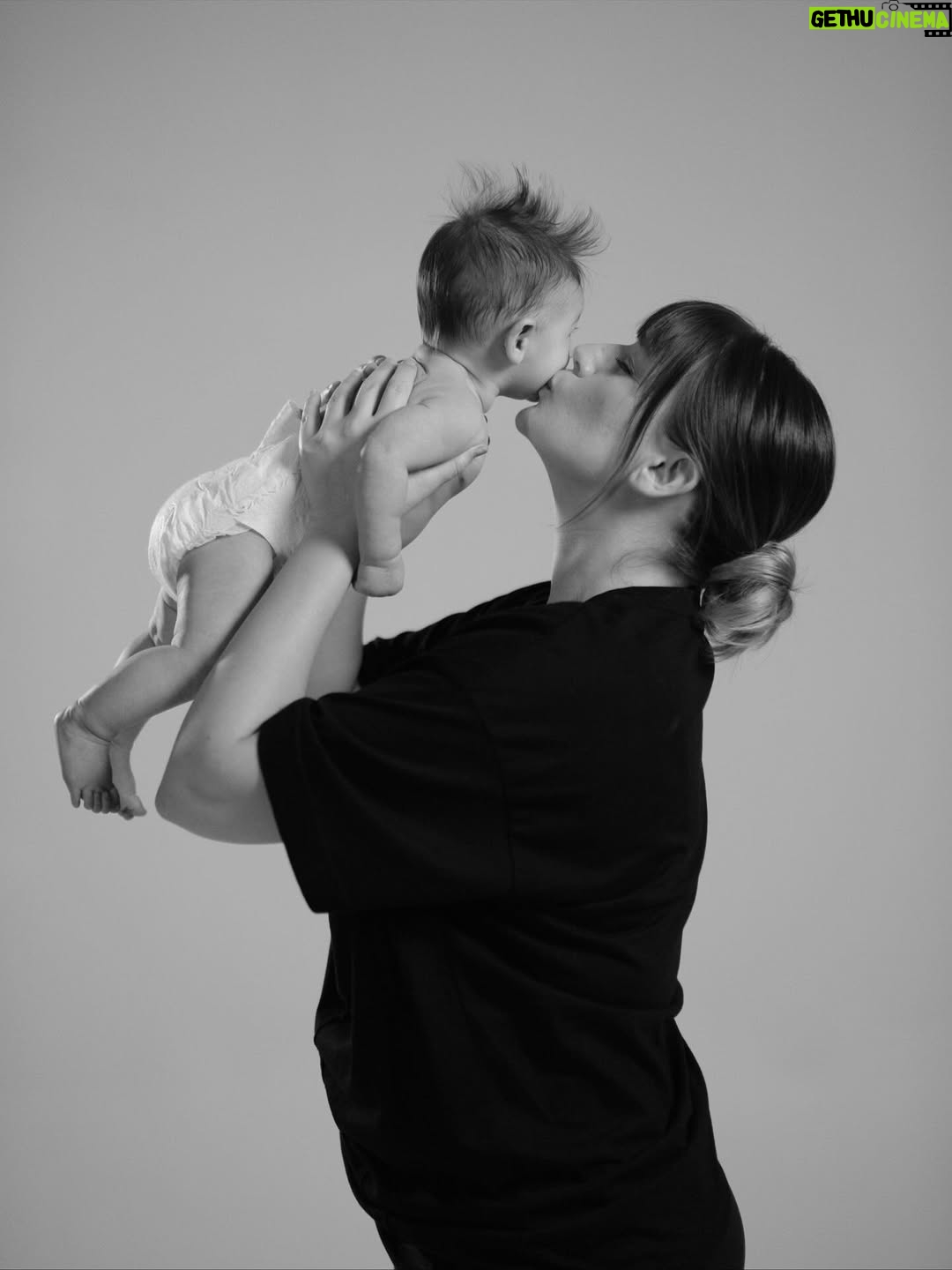 Gizem Karaca - 105.3K Likes - Anı kalsın bu güzel çekimler 🥲. Beybi Yaz annesinin reklam çekimi için sete gelmişti, çekim yaparken ufak gözleriyle beni izlemişti, sonra ekipten böyle tatlı bir çekim gerçekleşti. Ilk studyo çekimi 🥹 Burda 2 aylıktı şimdi ise kocaman 4 aylık bir bebek oldu 😜🤍🧿 (evet saçlar orjinal 🤘🎸🦹🏼) Leyla Yaz Ekmekçi 🐿️
