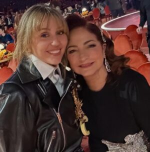 Gloria Estefan Instagram - Moments at the @grammys Congratulations to all the winners and nominees tonight!! 🎶👏🎶👏🎶👏 Momentos en los @grammys ¡¡Felicidades a todos los ganadores y nominados esta noche!! 🎶👏🎶👏🎶👏