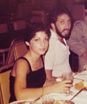 Gloria Estefan Instagram - 50 years after our first Valentine’s Day and you are still and will always be my forever love…Happy Valentine’s Day, Nene, @emilioestefanjr 🥰 I love you más! ❤️🎶❤️ 

And HAPPY VALENTINE’s DAY, EVERYONE! 🎁🎶 FELIZ DIA DE SAN VALENTIN A TODOS! 🌻❤️

50 años después de nuestro primer Día de San Valentín y sigues siendo, y siempre serás, mi amor eterno…
¡Feliz Día de San Valentín, Nene! ¡Te amo más! ❤️🎶❤️
