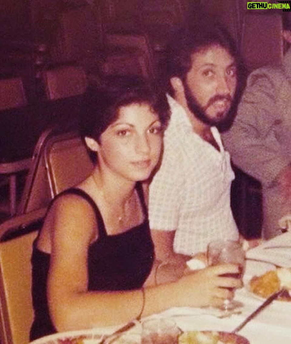 Gloria Estefan - 63.9K Likes - 50 years after our first Valentine’s Day and you are still and will always be my forever love…Happy Valentine’s Day, Nene, @emilioestefanjr 🥰 I love you más! ❤️🎶❤️ 

And HAPPY VALENTINE’s DAY, EVERYONE! 🎁🎶 FELIZ DIA DE SAN VALENTIN A TODOS! 🌻❤️

50 años después de nuestro primer Día de San Valentín y sigues siendo, y siempre serás, mi amor eterno…
¡Feliz Día de San Valentín, Nene! ¡Te amo más! ❤️🎶❤️