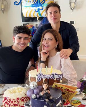 Gloria Trevi Instagram - Agradecida, primeramente con Dios, por permitirme llegar a un año más de vida, rodeada de mi familia, de mis fans y de todos y cada uno de ustedes. 💖✨

Hoy, en mi cumpleaños, valoro profundamente cada palabra, cada mensaje, cada video y cada imagen que me han enviado. He estado leyendo y mirando todo con el corazón lleno de amor. Gracias por tomarse un momento de su tiempo para felicitarme y desearme cosas tan bonitas. Los amo infinitamente y gracias siempre. 🫂💕