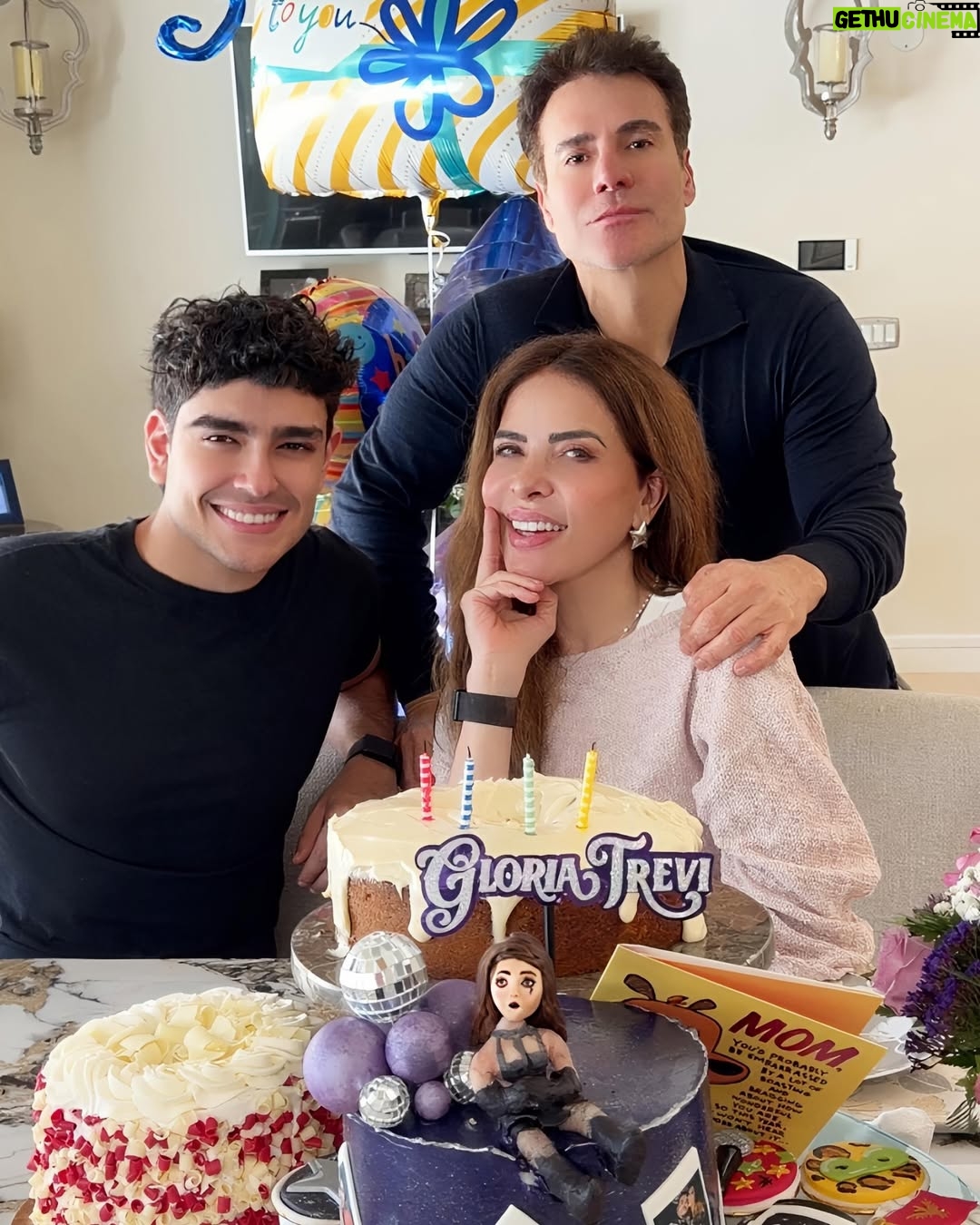Gloria Trevi - 91.3K Likes - Agradecida, primeramente con Dios, por permitirme llegar a un año más de vida, rodeada de mi familia, de mis fans y de todos y cada uno de ustedes. 💖✨

Hoy, en mi cumpleaños, valoro profundamente cada palabra, cada mensaje, cada video y cada imagen que me han enviado. He estado leyendo y mirando todo con el corazón lleno de amor. Gracias por tomarse un momento de su tiempo para felicitarme y desearme cosas tan bonitas. Los amo infinitamente y gracias siempre. 🫂💕
