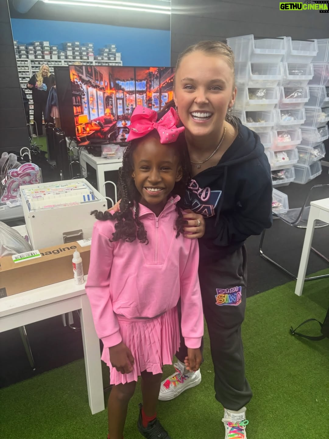 Glozell Green - 7.1K Likes - Thank you auntie @itsjojosiwa and @jessalynnsiwa for always thinking of us! O’Zell had the time of her life! You know she always has a 🎀on her head! I can’t believe you were about O’Zell’s age when we first met! You are a great role model. Thank you. XoXo 💚