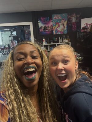 Glozell Green Instagram - Thank you auntie @itsjojosiwa and @jessalynnsiwa for always thinking of us! O’Zell had the time of her life! You know she always has a 🎀on her head! I can’t believe you were about O’Zell’s age when we first met! You are a great role model. Thank you. XoXo 💚