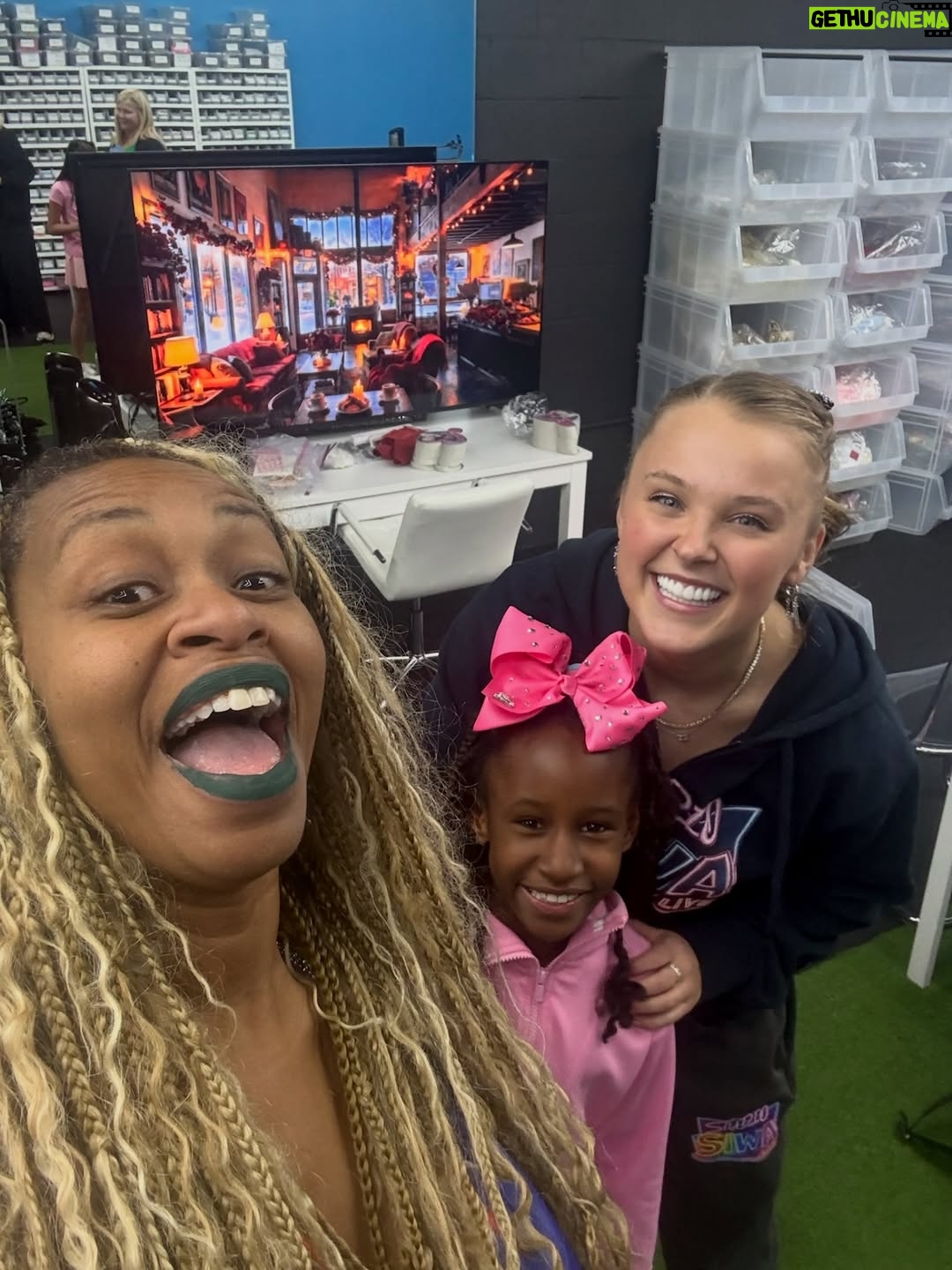Glozell Green - 7.1K Likes - Thank you auntie @itsjojosiwa and @jessalynnsiwa for always thinking of us! O’Zell had the time of her life! You know she always has a 🎀on her head! I can’t believe you were about O’Zell’s age when we first met! You are a great role model. Thank you. XoXo 💚