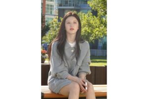 Go Youn-jung Instagram - 💃🧟‍♀️🤫😈🪓🖤