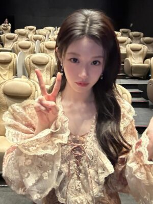 Go Youn-jung Instagram - 🍀