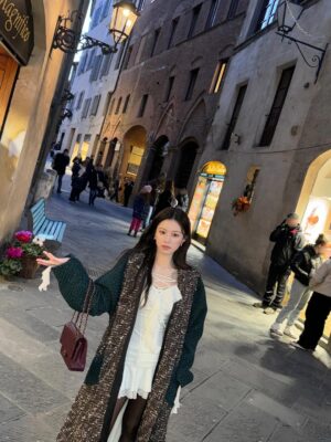 Go Youn-jung Instagram - 온 세상에 오로라가 뜨길
🍀