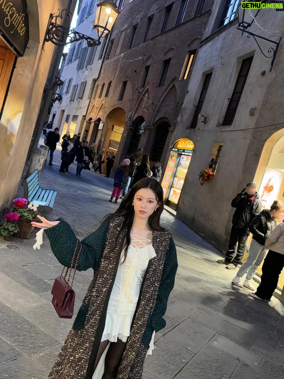 Go Youn-jung - 3 Million Likes - 온 세상에 오로라가 뜨길
🍀