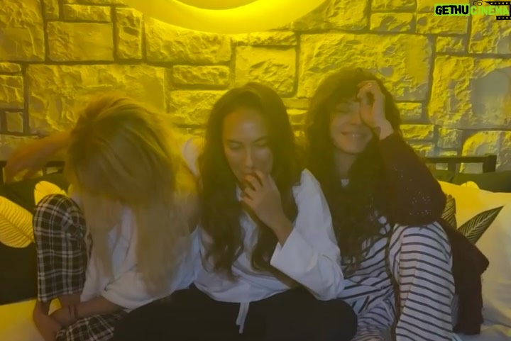 Gökçe Eyüboğlu - 19.9K Likes - Ben “biz”i çok sevdim… Kamera önündeki ve arkasındaki caanım, arslan&kaplan arkadaşlarım; caaanım seyirci, caanım fan hesapları kocaman öperim kalbinizden. Bu hikayenin parçası olmak kıymetliydi. Hepinize teşekkür ederim, hepiMize♥️✨🫂
🧡 @benlemandizi 🧡