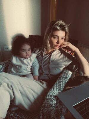 Gonca Vuslateri Instagram - Some things. 

With my family.

Life is simple. But significant ! ✨ 

With them 🥹🙏🏼🪽🧿