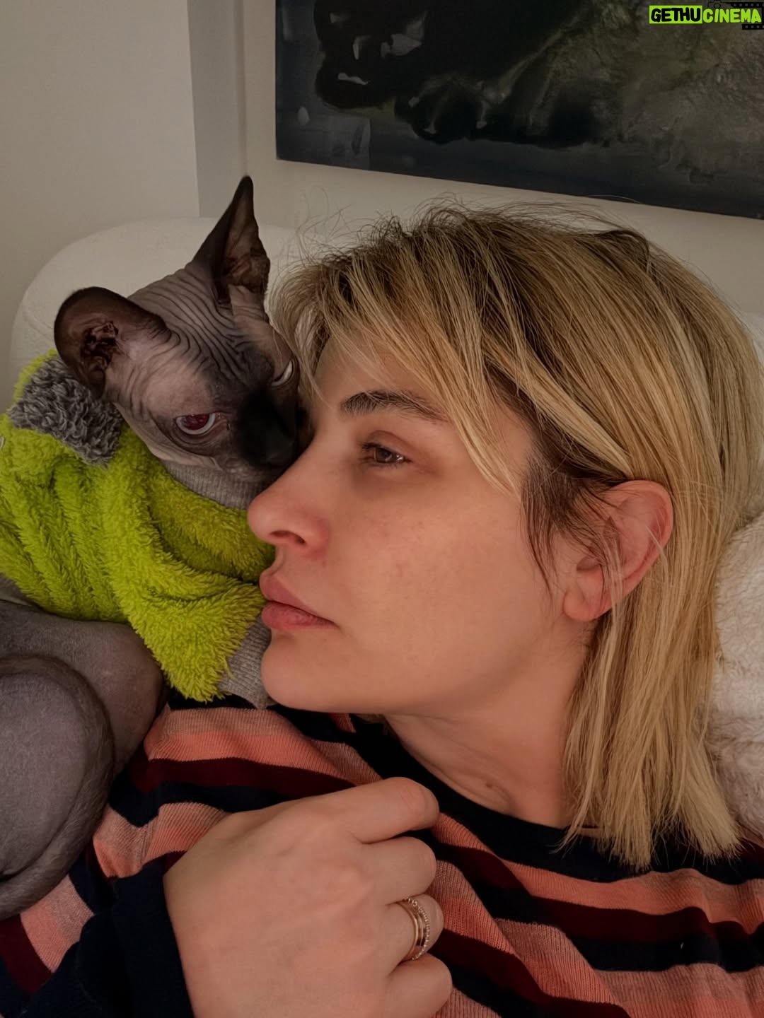 Gonca Vuslateri - 164.7K Likes - Some things. 

With my family.

Life is simple. But significant ! ✨ 

With them 🥹🙏🏼🪽🧿
