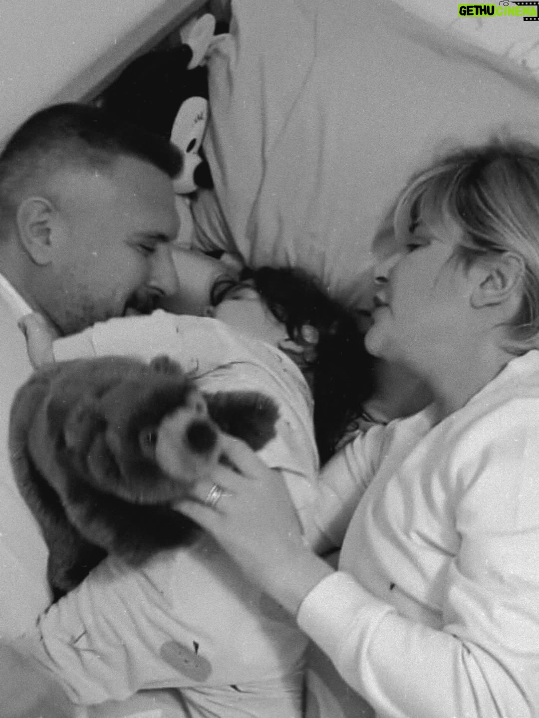 Gonca Vuslateri - 164.7K Likes - Some things. 

With my family.

Life is simple. But significant ! ✨ 

With them 🥹🙏🏼🪽🧿