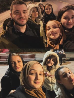 Gözde Akyıldız Instagram - Niyetimiz güzel, gecemiz huzurlu. 🤲🏻

#2026ramazan