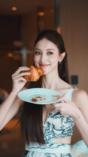 Grace Chan Instagram - 🪩🕺🏻 
One night in Macau 🇲🇴 so thought I’d do a fun lil dance to celebrate…   lighting was 🤌🏻🤭✨

🏨 @cityofdreamsmacau 
💄 @krystal.makeup.studio @s0phia.makeup 
👗 @natacha_van
💎 @mondaysmade