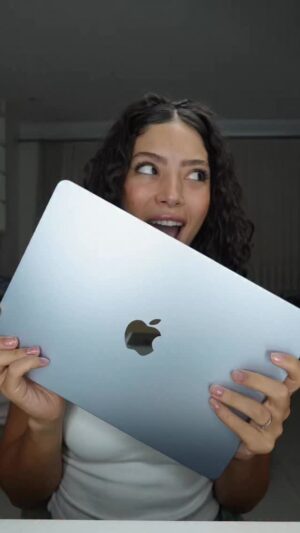 Graciely Junqueira Instagram - ASMR abrindo MacBook do noivo 🍎💻