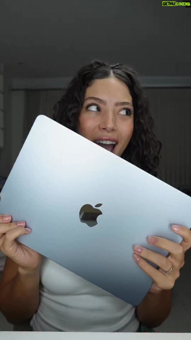 Graciely Junqueira - 7.6K Likes - ASMR abrindo MacBook do noivo 🍎💻