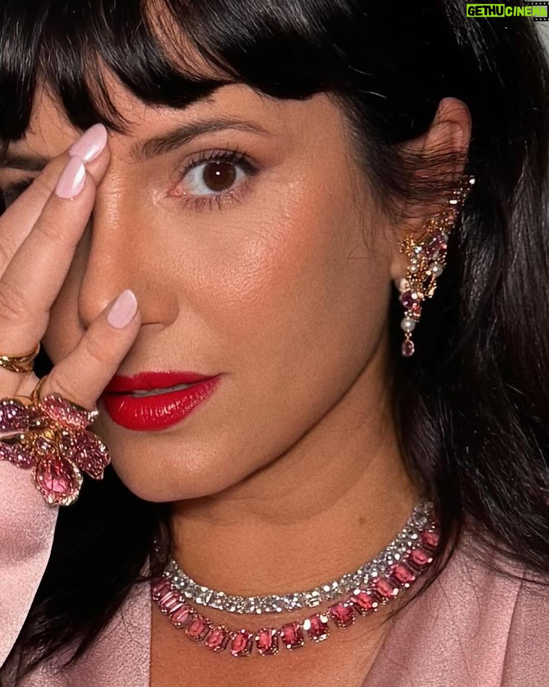 Griselda Siciliani - 53.8K Likes - “Este puto amor” de @carlitoscasella fue una fiesta y tratamos de estar a la altura con el look..
St @rominagiangreco 
@rfgstylecoaching 
La carita y el pelo by el genio @nanogmd 
Estas fotos hermosas @karencasass 🙏🏻❤️
Las joyas siempre @swarovski_argentina 
El vestidazo @stellamccartney 
Gracias a todos 😍