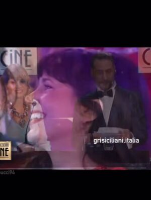 Griselda Siciliani Instagram - Hermosa noche en los premios del cine y las series ❤️💄🧯🐞📌🌶️☎️🧲💋
Celebrando ENVIDIOSA!!!!!

@stellamccartney 
@swarovski_argentina 
@lachicadelosstilettos 
@rfgstylecoaching 
@rominagiangreco 
@nanogmd