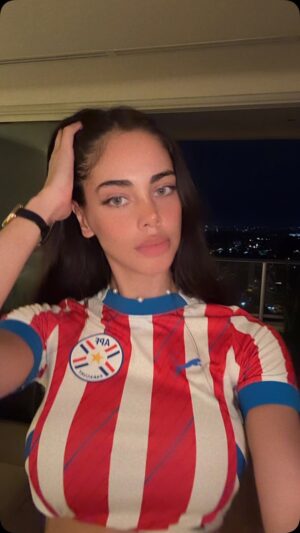 Guadalupe González Instagram - Fuerza #paraguay ❤️🤍💙
