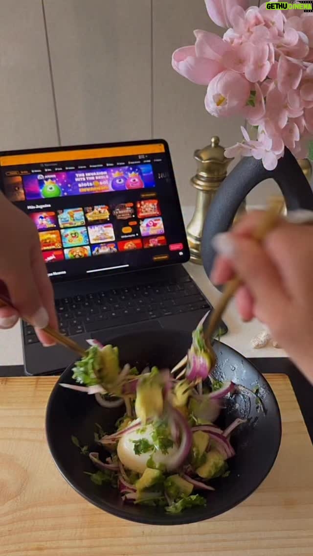 Guadalupe González - 192 Likes - Esto se volvió mi nuevo vicio…. 🥗

@slotsdelsol 
@slotsdelsol_cde 
Ingresa a la página www.slotsdelsolonline.com y con mi código Guada te regalamos 200 mil guaraníes en bonos de bienvenida más 200 mil guaraníes en bonos extras  el 110% de tu primer depósito y 30 jugadas gratis es importante que sea la primera vez que te registras para acceder a los bonos y que hagas una recarga eso se te duplica y aparecen los bonos 🤍