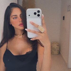 Guadalupe González Instagram - Según la física cuántica 2 partículas pueden desdoblarse y seguir profundamente conectadas, que lo que le ocurra a una afecta instantáneamente a la otra aunque estén separadas por millones de años luz…. Nuestro cuerpo es energía y puede proyectarse hacia el futuro y extraer información que necesitamos ,Tenemos un doble cuántico que ya experimentó todas las posibilidades y nos manda información a través de la intuición.. Jean-Pierre Gernier Malet