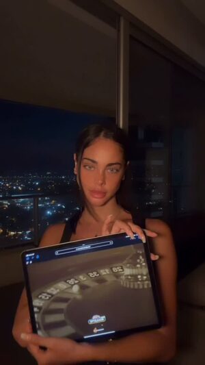 Guadalupe González Instagram - Hello!! Ya sabes de los regalos que tenes con @slotsdelsol 
podes ganar uno de los 2 viajes todo pago al mundial además de premios secundarios 🤍  que te dejo ahí la imagen en el video 🫶🏻
fecha al 1er sorteo, 30/1 a las 19:00 

Mientras más jugas generas más puntos, cada 1000 puntos generas 1 cupón … 

Y con mi código Guada en tu primer registro te regalamos 200.000 guaraníes en bonos de bienvenida más 200.000 guaraníes en bonos extras   el 110% de tu primer depósito 
Solo para mayores de 18 años 
link in bio 
@slotsdelsol 
@slotsdelsol_cde