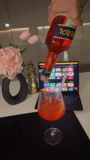 Guadalupe González Instagram - Domingo…. aperitivo … 
mejillones, papas y aperol 🤍
@slotsdelsol 
@slotsdelsol_cde
