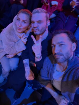 Gupse Özay Instagram - Bana destek olan markalar; çocuk gibi sevinmelerim ve en sonda beni hazırlayan deliler…. 
Seyircimize de çokkk teşekkürler. Ne kadar tatlıydınız. 
Müthiş bir anı oldu. 
Ödülü soranlara gerçek altın diyorum…..
Herkesi seviyorum. 2026 harika bir yıl olsun ☀️

#reklam