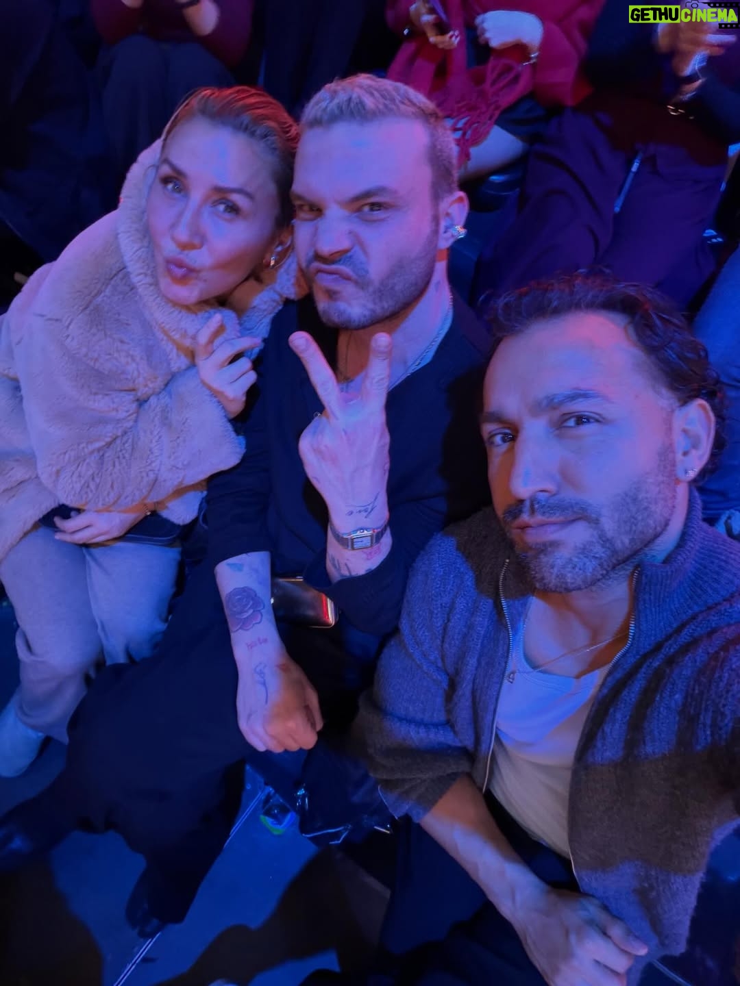 Gupse Özay - 493K Likes - Bana destek olan markalar; çocuk gibi sevinmelerim ve en sonda beni hazırlayan deliler…. 
Seyircimize de çokkk teşekkürler. Ne kadar tatlıydınız. 
Müthiş bir anı oldu. 
Ödülü soranlara gerçek altın diyorum…..
Herkesi seviyorum. 2026 harika bir yıl olsun ☀️

#reklam