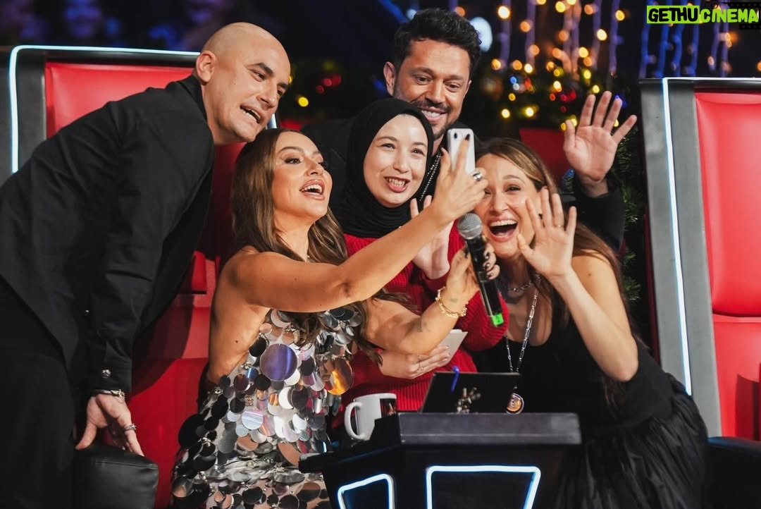 Gupse Özay - 405.8K Likes - Düşmeden bitirmeyi başardığım jürilik yolculuğumu ve bu mükemmel yılbaşı programını kaçırmayın :))
Vallahi şarkı söylemedim korkmayın. 
O Ses Türkiye bu akşam Tv8’de 
@osesturkiye 
@tv8