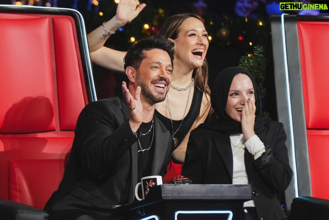 Gupse Özay - 405.8K Likes - Düşmeden bitirmeyi başardığım jürilik yolculuğumu ve bu mükemmel yılbaşı programını kaçırmayın :))
Vallahi şarkı söylemedim korkmayın. 
O Ses Türkiye bu akşam Tv8’de 
@osesturkiye 
@tv8