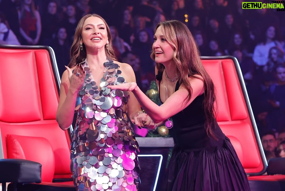 Gupse Özay - 405.8K Likes - Düşmeden bitirmeyi başardığım jürilik yolculuğumu ve bu mükemmel yılbaşı programını kaçırmayın :))
Vallahi şarkı söylemedim korkmayın. 
O Ses Türkiye bu akşam Tv8’de 
@osesturkiye 
@tv8